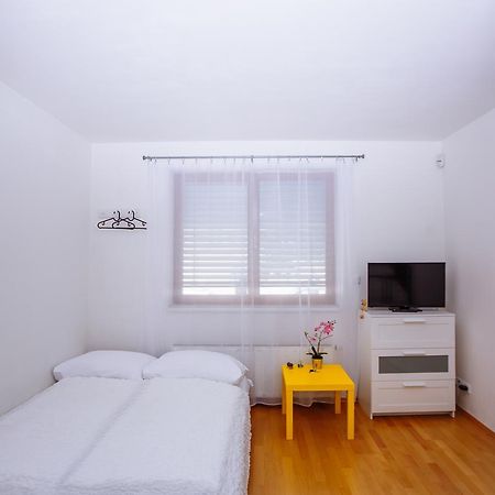 Beautiful Apartment In Central Residence Praha Bagian luar foto